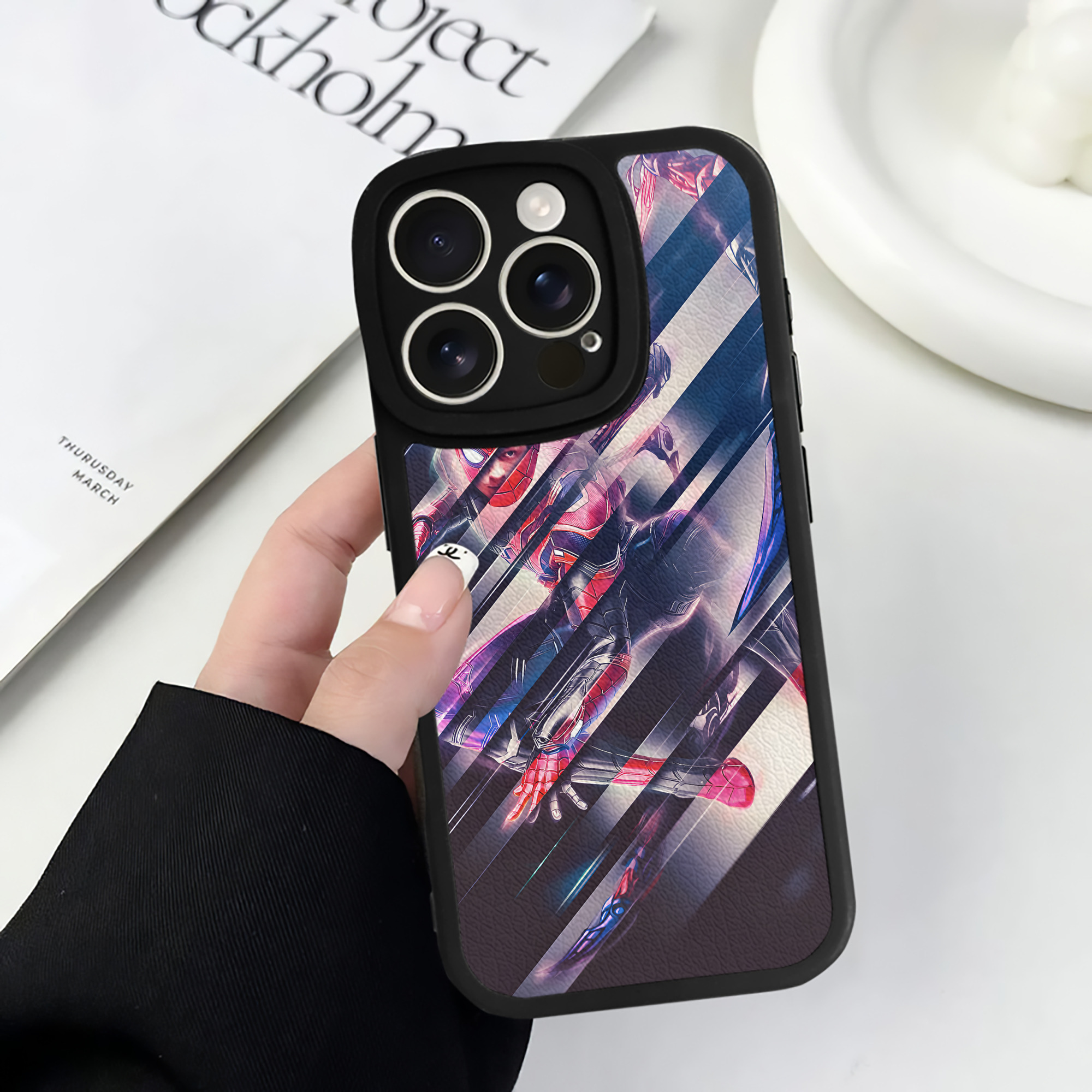 （画像用） アベンジャーズ The Avengers 【iPhone 16シリーズ対応】シリコンスマホケース（レザー調） 材質：シリコン